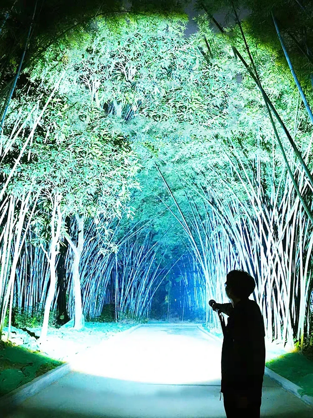 Lanterna LED ESMARTER S33 – 10000 Lumens, 3km de Alcance, Recarregável e 5 Modos Lanterna LED ESMARTER S33 – 10000 Lumens, 3km de Alcance, Recarregável e 5 Modos